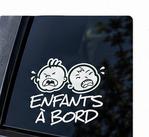 Autocollant Enfants à bord collection Pleurs, vue zoom sur vitre arrière teintée