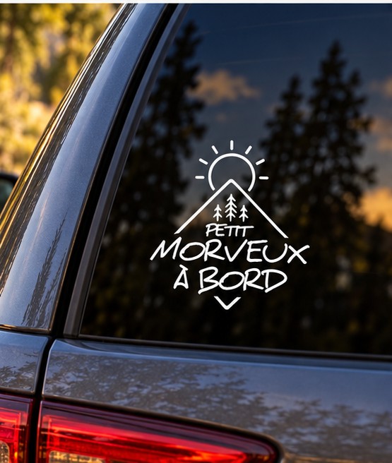 Autocollant Petit morveux à bord, 5 × 6 pouces, vue rapprochée sur vitre arrière teintée de véhicule