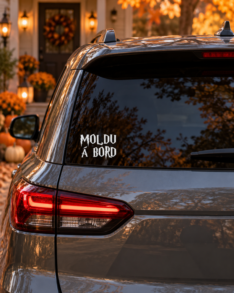Autocollant blanc « Moldu à bord » au coin inférieur de la vitre arrière d'un véhicule, ambiance automnale